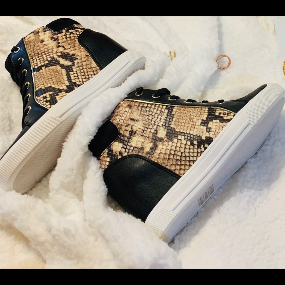 NWB Women’s Snakeskin Wedge